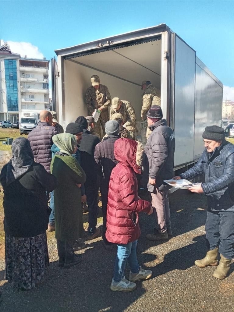 2023/02/mehmetcik-kiliste-sicak-corba-ikramini-surduruyor-20230209AW82-4.jpg