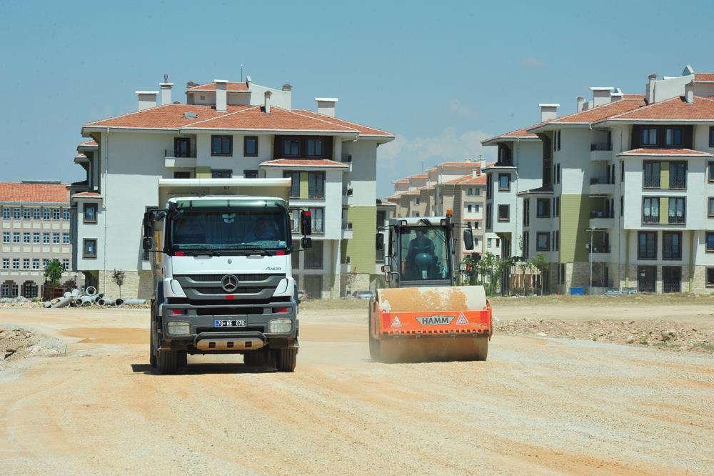 BELEDİYENİN YOL YAPIM ÇALIŞMALARI DEVAM EDİYOR