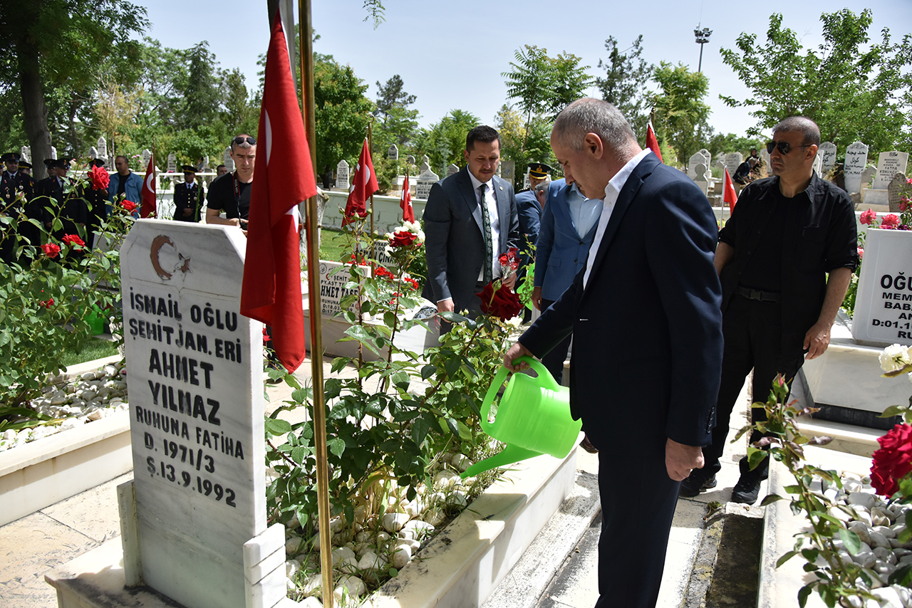 Bayram Arefesinde Şehitlikler Ziyaret Edildi