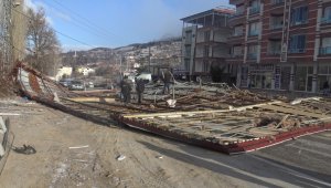 Karaman - Ermenek Şiddetli rüzgar 4 katlı binanın çatısını indirdi