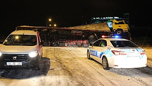 Karaman-Konya yolu devrilen tır nedeniyle ulaşıma kapandı