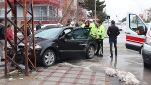 Karaman'da otomobille hafif ticari araç çarpıştı: 1 yaralı