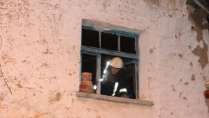 Kerpiç evde çıkan yangında köpekle muhabbet kuşları telef oldu