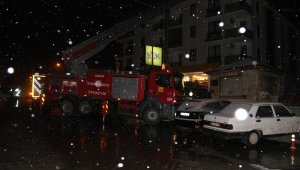 Konya'da 4 katlı bir binanın çatısında yangın