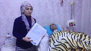 Yatağa mahkum olan eşine bebek gibi bakıyor
