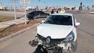 Aksaray'da iki otomobil çarpıştı: 1 yaralı