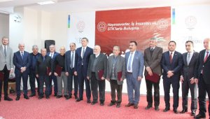 Bakan Selçuk'tan hayırseverlere plaket