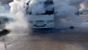 Ereğli'de Seyir halindeki minibüs yandı