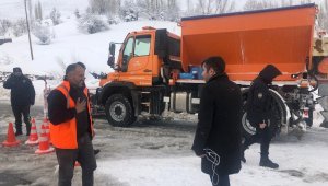 Hizan'da karla mücadele çalışmaları aralıksız sürüyor