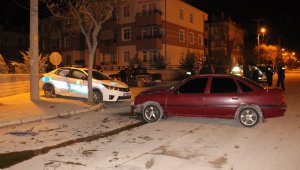 Karaman'da otomobil, polis aracıyla çarpıştı: 3'ü polis 4 yaralı