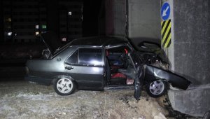 Karaman'da Otomobil üst geçidin ayağına çarptı: 2 yaralı