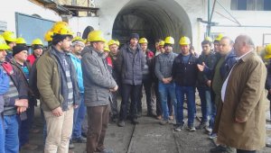 Kömür ocağında çalışan işçiler maaşlarını zamanında alamadıkları için iş bıraktı