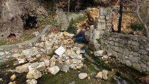 Mersinde 700 yıllık çeşmenin üstüne kaya düştü