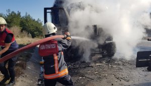 Tarsus'ta TEM'de seyir halindeki kamyon yandı
