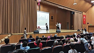 Tiyatro etkinliğinde çocuklar doyasıya eğlendi.