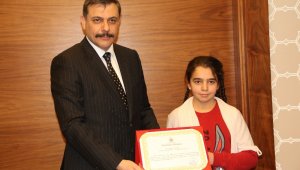 Vali Çiftçi, babasının doğum gününde aldığı küpeleri İdlib'e bağışlayan Ayşegül'ü kabul etti