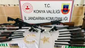 Baskın yapılan evde 18 tüfek ve 3 tabanca bulundu