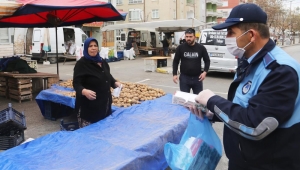 BELEDİYE PAZARCI ESNAFINA MASKE DAĞITTI