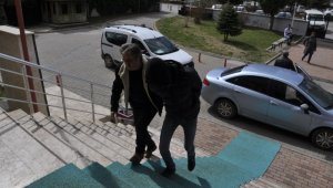 Çaldıkları otomobilde telefonunu düşürünce yakalandılar
