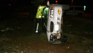 Çukurdan kaçmak isterken otomobili devirdi