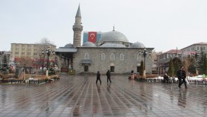 Cuma namazı için camilere gelen yaşlılar kapılarda bekledi