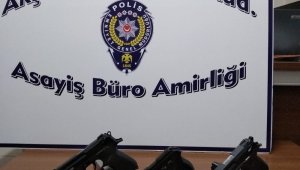 Durdurulan araçta 3 silah ele geçirildi