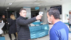 Erdemli Belediyesi'ndeTek bir işlem için gelen birden fazla kişi içeri alınmıyor