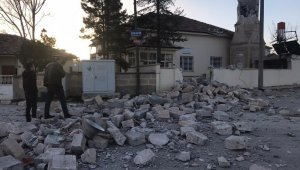Fırtına minareleri devirdi, çatıları uçurdu