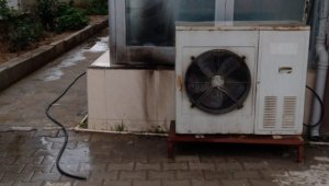 Genç kız marketi kundakladı
