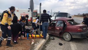 Hüyük'te otomobille minibüs çarpıştı: 1 ölü, 3 yaralı