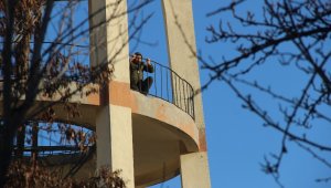 İntihar için su deposuna çıkan adamı polis ikna etti