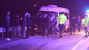 İşçi otobüsü ile otomobil çarpıştı: 1 ölü, 11 yaralı