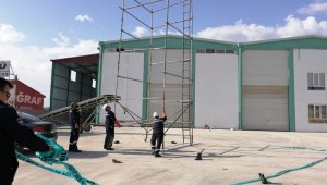 İşçilerin taşıdığı demir, elektrik tellerine temas etti: 3 yaralı