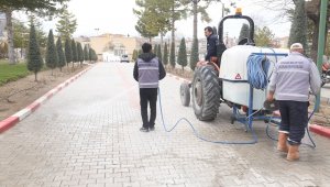 Karaman Belediyesi korona virüse karşı mezarlıkları dezenfekte etti