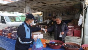 Karaman Belediyesi pazarcı esnafına maske dağıttı