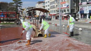 Karaman'da cadde, sokak ve kaldırımlar koronavirüse karşı dezenfekte edildi