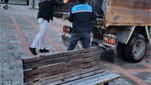 Karaman'da parklardaki oturma bankları kaldırıldı