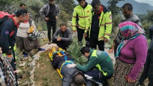 Kayalıklardan düşüp mahsur kalan şahıs, itfaiye ekiplerince yaralı kurtarıldı