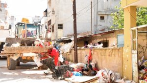 Mersin'de bir evden 15 ton çöp çıktı