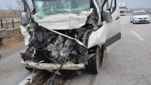 Minibüs tıra arkadan çarptı: 1 ölü, 3 yaralı