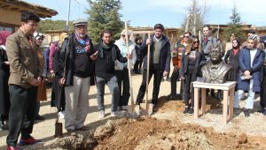 Müslüm Gürses'in ismi Şükran Köyü'nde dikilen çınar ve büstüyle yaşatılacak