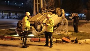 Otomobil MOBESE direğine çarptı: 4 yaralı