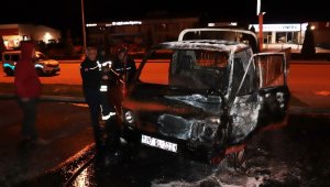 Park halindeki kamyonet yanarak kullanılamaz hale geldi