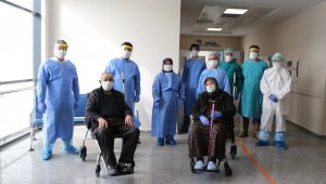 79 yaşındaki karı koca korona virüsü yendi