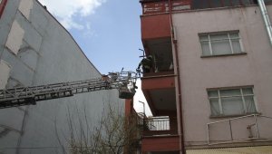 Balkonda mahsur kalan yaşlı kadını itfaiye kurtardı