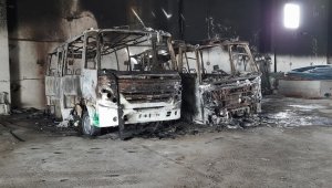 Belediye garajında yangın çıktı, 2 minibüs yandı