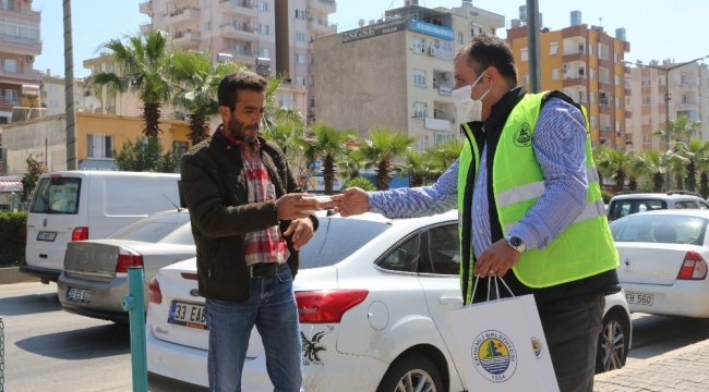 Erdemli Belediyesi'nden vatandaşlara ücretsiz maske dağıtımı