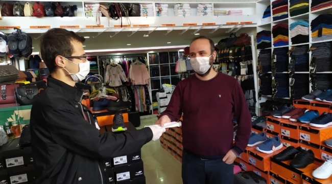 Ermenek Kaymakamlığı ilçedeki esnafa ücretsiz maske dağıttı