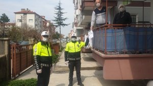 Evden çıkamayan çift, bağışlarını polise yaptırdı