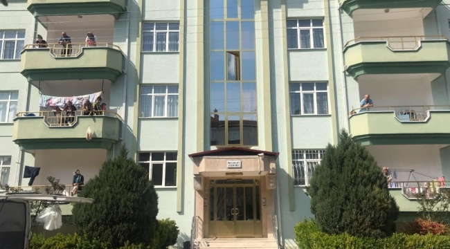 Eve kapananlar pencere ve balkondan sohbet etti